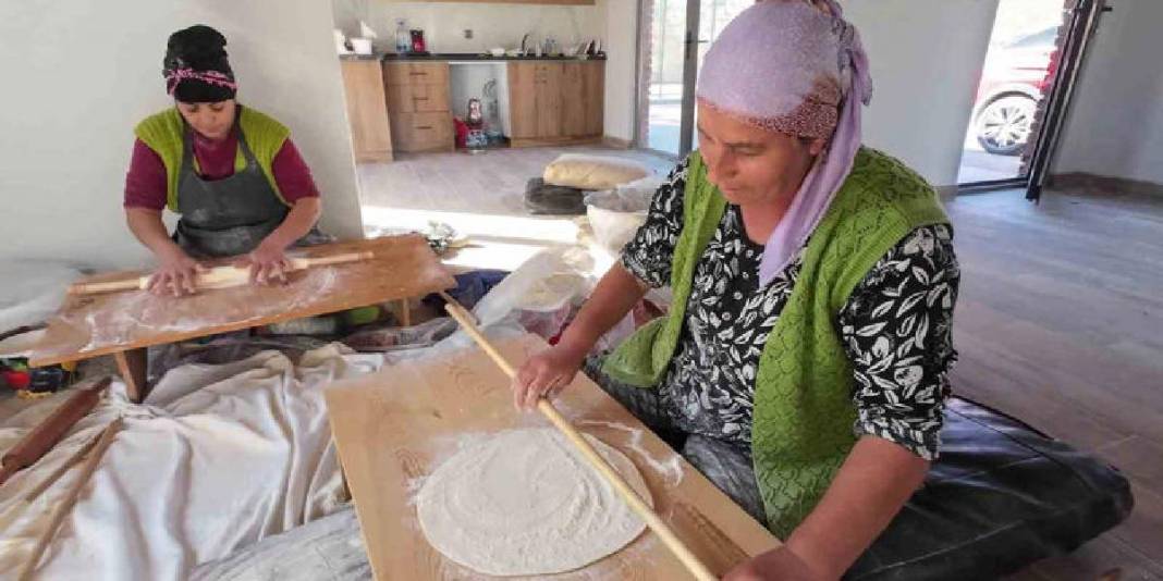 Kadınlar imece usulü yöntemi sürdürüyor! Tandırı olmayana da unu olmayana da yer var: El birliğiyle tüm hanelere giriyor 5